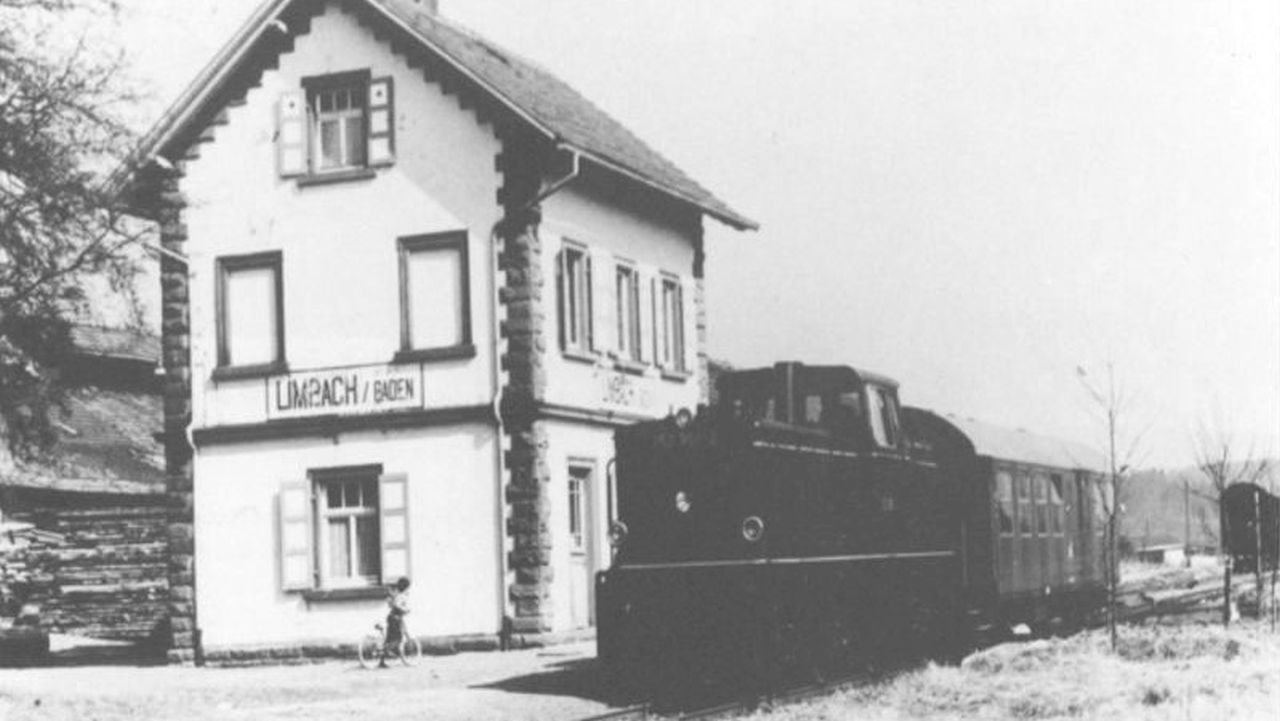 Bahnhof mit Lokomotive V52902 im Jahr 1964